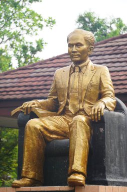 Dr. Sutomo anıtı (Soetomo atau Soebroto olarak da bilinir). O, Nganjuk 'un Endonezyalı kahramanlarından biri.