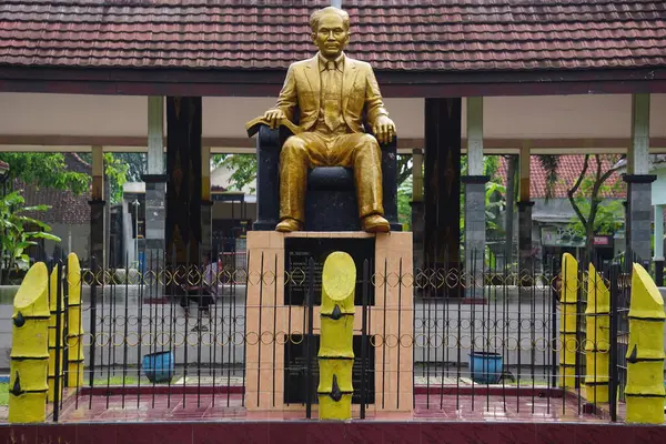 Dr. Sutomo anıtı (Soetomo atau Soebroto olarak da bilinir). O, Nganjuk 'un Endonezyalı kahramanlarından biri.