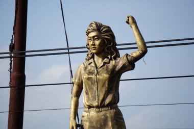 Marsinah Anıtı. Ölümünden sonra Yap Thiam Hien Ödülü 'ne layık görüldü ve cinayeti Uluslararası Çalışma Örgütü tarafından resmi olarak # 1773 olarak kaydedildi.