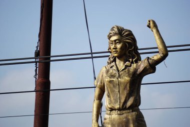 Marsinah Anıtı. Ölümünden sonra Yap Thiam Hien Ödülü 'ne layık görüldü ve cinayeti Uluslararası Çalışma Örgütü tarafından resmi olarak # 1773 olarak kaydedildi.