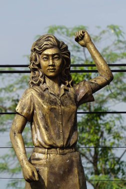 Marsinah Anıtı. Ölümünden sonra Yap Thiam Hien Ödülü 'ne layık görüldü ve cinayeti Uluslararası Çalışma Örgütü tarafından resmi olarak # 1773 olarak kaydedildi.