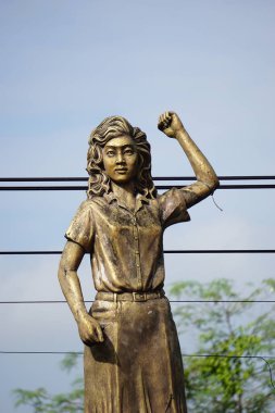 Marsinah Anıtı. Ölümünden sonra Yap Thiam Hien Ödülü 'ne layık görüldü ve cinayeti Uluslararası Çalışma Örgütü tarafından resmi olarak # 1773 olarak kaydedildi.