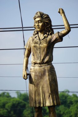 Marsinah Anıtı. Ölümünden sonra Yap Thiam Hien Ödülü 'ne layık görüldü ve cinayeti Uluslararası Çalışma Örgütü tarafından resmi olarak # 1773 olarak kaydedildi.