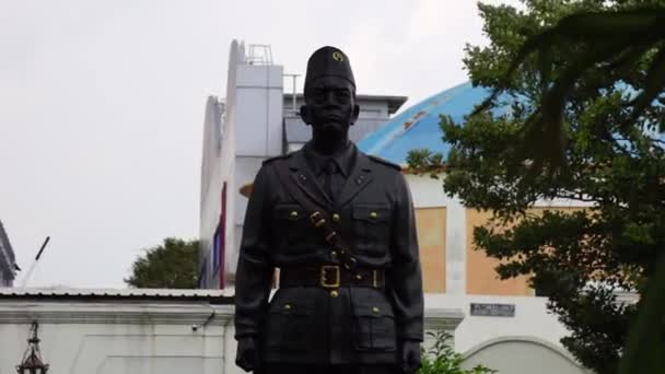 ヴェルブルク要塞博物館のウリップ スモハルホの記念碑 インドネシアの英雄の一人 — ストック動画