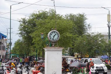 Malioboro 'daki Ngejaman anıtı (stadsklok veya jam kota). Bu anıt Hollanda halkının Java 'da tekrar hüküm süren Hollanda Doğu Hint Adaları sömürge hükümetine sunduğu bir adak olarak inşa edildi.