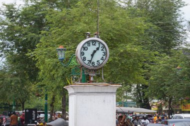 Malioboro 'daki Ngejaman anıtı (stadsklok veya jam kota). Bu anıt Hollanda halkının Java 'da tekrar hüküm süren Hollanda Doğu Hint Adaları sömürge hükümetine sunduğu bir adak olarak inşa edildi.