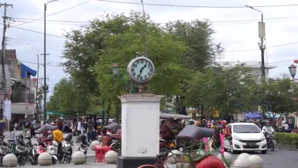 马利奥博罗的Ngejaman纪念碑 Stadsklok或Jam Kota 这座纪念碑是荷兰社区向在爪哇再次统治的荷属东印度群岛殖民政府提供的祭品 — 图库视频影像