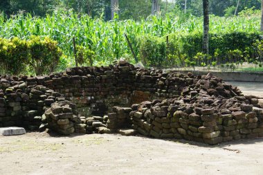 Candi sumbernanas kalıntıları (sumbernanas tapınağı, candi bubrah). Bu tapınak 1919 yılında keşfedildi ve Kediri Krallığı 'ndan Mpu Sindok döneminde 10-11 yüzyılda inşa edildi.