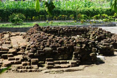 Candi sumbernanas kalıntıları (sumbernanas tapınağı, candi bubrah). Bu tapınak 1919 yılında keşfedildi ve Kediri Krallığı 'ndan Mpu Sindok döneminde 10-11 yüzyılda inşa edildi.