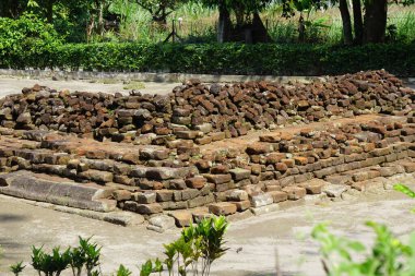 Candi sumbernanas kalıntıları (sumbernanas tapınağı, candi bubrah). Bu tapınak 1919 yılında keşfedildi ve Kediri Krallığı 'ndan Mpu Sindok döneminde 10-11 yüzyılda inşa edildi.