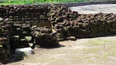 Candi sumbernanas kalıntıları (sumbernanas tapınağı, candi bubrah). Bu tapınak 1919 yılında keşfedildi ve Kediri Krallığı 'ndan Mpu Sindok döneminde 10-11 yüzyılda inşa edildi.