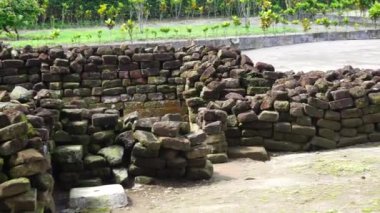 Candi sumbernanas kalıntıları (sumbernanas tapınağı, candi bubrah). Bu tapınak 1919 yılında keşfedildi ve Kediri Krallığı 'ndan Mpu Sindok döneminde 10-11 yüzyılda inşa edildi.