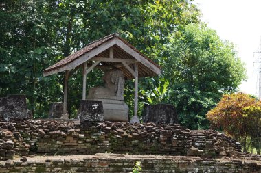 Gayatri Tapınağı, Tulungagung, Doğu Java 'daki bir Hindu tapınağının kalıntıları. Gayatri Tapınağı, Majapahit Krallığı 'nın bir tapınak kalıntısı ve Prenses Gayatri' nin mezarı.