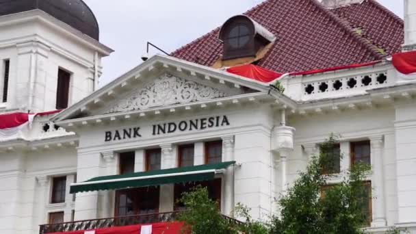 銀行インドネシア遺産の建物でマリオボロ ヨガジャカルタ インドネシア銀行はインドネシアの銀行の一つです — ストック動画