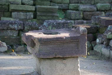 Gambar Wetan tapınağının yıkılması. Gambar Wetan Tapınağı, Hayam Wuruk 'un saltanatından sonra Majapahit Krallığı sırasında inşa edildi.