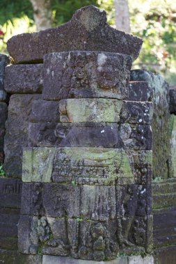 Gambar Wetan tapınağının yıkılması. Gambar Wetan Tapınağı, Hayam Wuruk 'un saltanatından sonra Majapahit Krallığı sırasında inşa edildi.