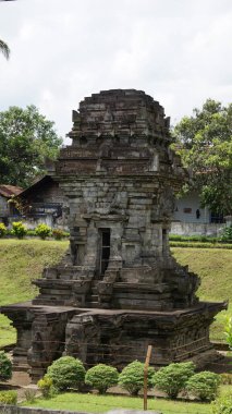 Sawentar Tapınağı bir Hindu tapınağıdır. Uzmanlar bu tapınağın Singasari Krallığı zamanında inşa edildiğine inanıyor ve bazıları bu tapınağın Majapahit döneminde inşa edildiğine inanıyor.