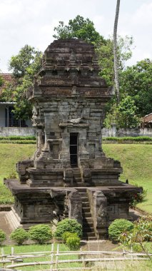 Sawentar Tapınağı bir Hindu tapınağıdır. Uzmanlar bu tapınağın Singasari Krallığı zamanında inşa edildiğine inanıyor ve bazıları bu tapınağın Majapahit döneminde inşa edildiğine inanıyor.