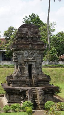 Sawentar Tapınağı bir Hindu tapınağıdır. Uzmanlar bu tapınağın Singasari Krallığı zamanında inşa edildiğine inanıyor ve bazıları bu tapınağın Majapahit döneminde inşa edildiğine inanıyor.