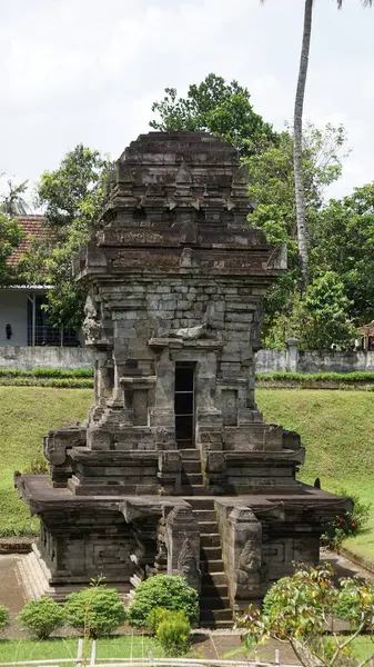 Sawentar Tapınağı bir Hindu tapınağıdır. Uzmanlar bu tapınağın Singasari Krallığı zamanında inşa edildiğine inanıyor ve bazıları bu tapınağın Majapahit döneminde inşa edildiğine inanıyor.
