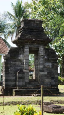 Plumbangan Tapınağı. Bu tapınak, Majapahit 'in küboid tepeli Paduraksa kapısı şeklinde bir kalıntısıdır. Kapı anakent taşından yapılmıştır..