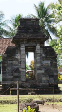 Plumbangan Tapınağı. Bu tapınak, Majapahit 'in küboid tepeli Paduraksa kapısı şeklinde bir kalıntısıdır. Kapı anakent taşından yapılmıştır..