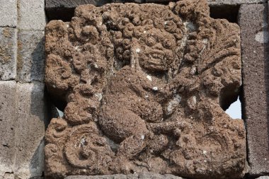 Endonezya 'daki Penataran tapınak duvarında çıplak yardım