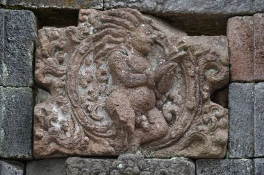 Endonezya 'daki Penataran tapınak duvarında çıplak yardım