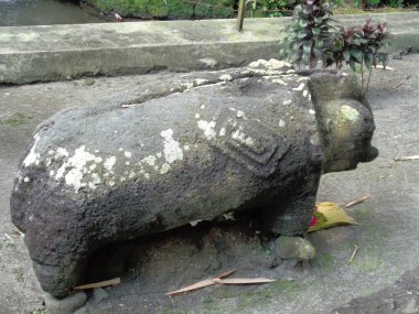 Blitar 'daki Arca Warak heykeli. Bu tarihi eser hala tarihçiler tarafından tartışılıyor. Burada fillerin ve diğerlerinin heykelleri var.