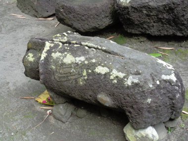 Blitar 'daki Arca Warak heykeli. Bu tarihi eser hala tarihçiler tarafından tartışılıyor. Burada fillerin ve diğerlerinin heykelleri var.