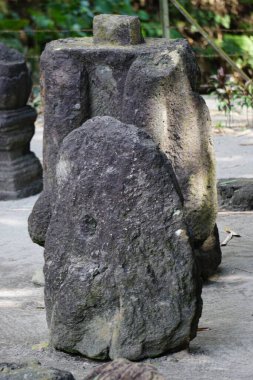 Blitar 'daki Arca Warak heykeli. Bu tarihi eser hala tarihçiler tarafından tartışılıyor. Burada fillerin ve diğerlerinin heykelleri var.