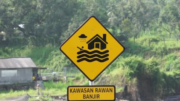 Gele Bordje Met Een Natuurlijke Achtergrond Kawasan Rawan Banjir Betekent — Stockvideo