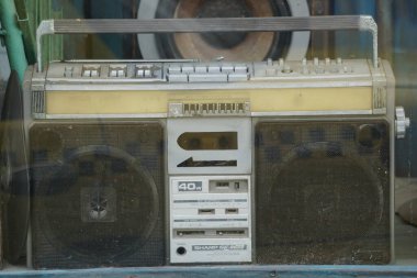 Doğal bir geçmişi olan eski siyah bir radyo.