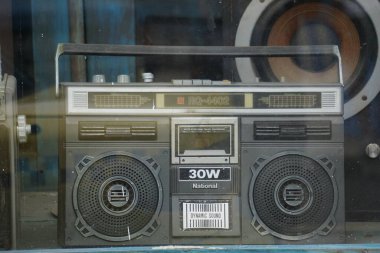 Doğal bir geçmişi olan eski siyah bir radyo.