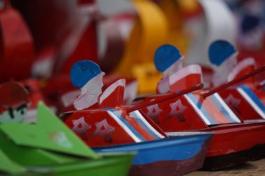 Doğal arka planda donanması olan renkli oyuncaklar.