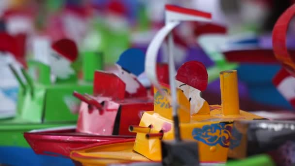 Kolorowe Zabawki Łódź Marynarki Naturalnym Tle — Wideo stockowe