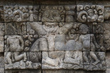 Kediri, Doğu Cava 'daki Tegowangi Tapınağı' nın duvarında yardım. Bu tapınak Bhre Matahun Pendharmaan için.