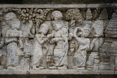 Kediri, Doğu Cava 'daki Tegowangi Tapınağı' nın duvarında yardım. Bu tapınak Bhre Matahun Pendharmaan için.