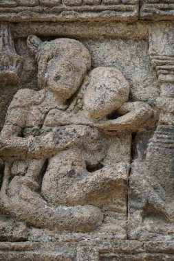 Kediri, Doğu Cava 'daki Tegowangi Tapınağı' nın duvarında yardım. Bu tapınak Bhre Matahun Pendharmaan için.