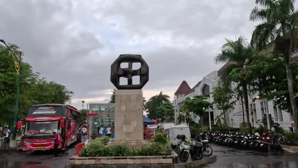 Het Monument Van Lingkar Teknologi Dit Monument Gewijd Aan Yogyakarta — Stockvideo