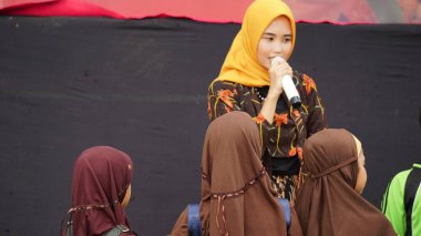 Güzel bir öğretmenle oyun oynayan bir öğrenci.