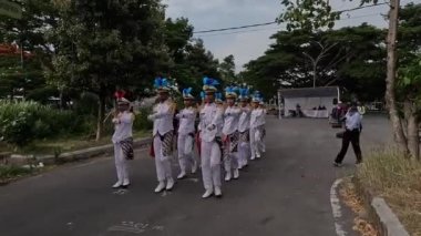 İnsanlar Endonezya 'nın bağımsızlığını kutlamak için yürüyorlar (baris berbaris)
