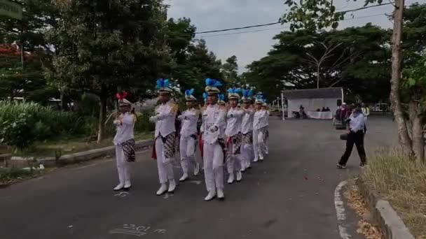 Människor Marscherar Baris Berbaris För Att Fira Indonesiens Självständighet — Stockvideo