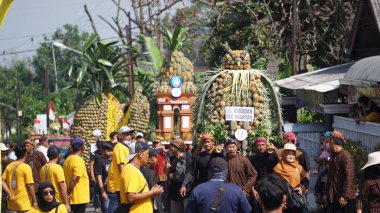 Kelud, Kediri, Doğu Java, Endonezya 'da ananas festivali