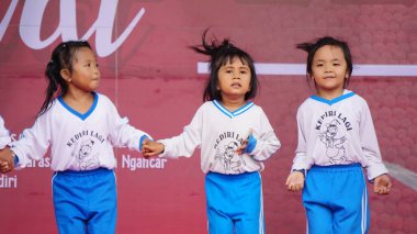 Anaokulu öğrencileri mutlu bir şekilde oynar.