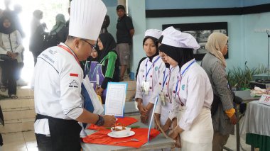 Sınıftan bir öğrenci aşçı.