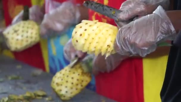 Frugt Sælger Skrælning Ananas Til Købere – Stock-video