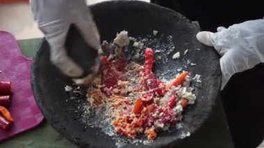 Şef acılı sosa vuruyor. Sambal, Endonezya 'dan ünlü bir yemektir.