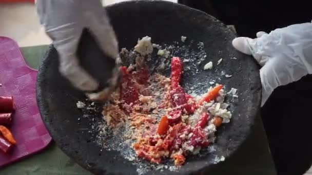 Шеф Кухар Збиває Соус Чилі Самбал Відома Їжа Індонезії — стокове відео