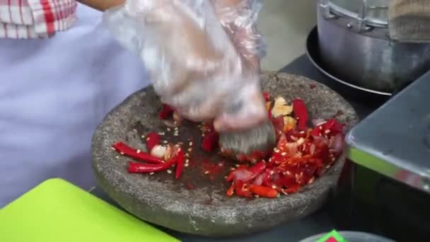 シェフはチリソースをパウンドしています サンバルはインドネシアの有名な食べ物です — ストック動画